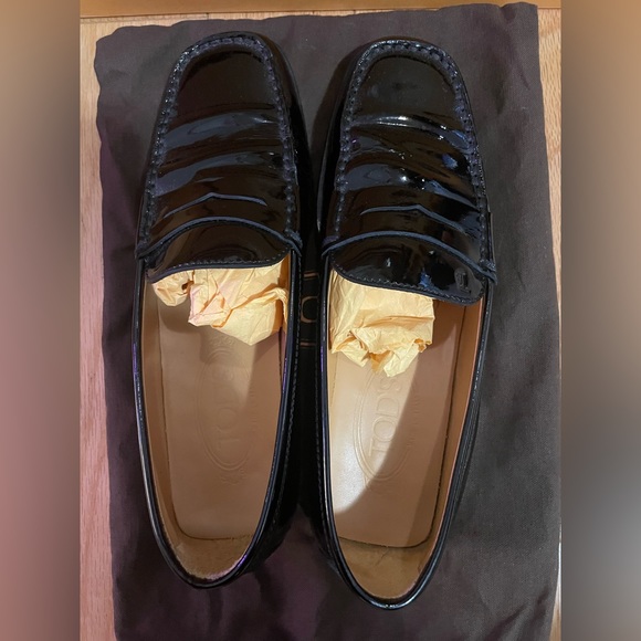 Authentic Tod’s women’s black enamel shoes. - Picture 5 of 5